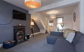 Hastings House - Modern 2 Bedroom House In Central Luton & Near Airport