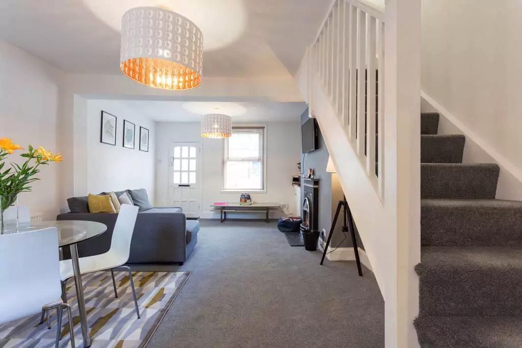 Hastings House - Modern 2 Bedroom House In Central Luton & Near Airport Exterior photo
